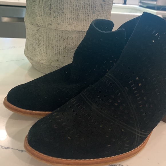 Earth Black Laser Cut Suede Bootie Wyoming Wonder size 8.5 - Picture 5 of 6